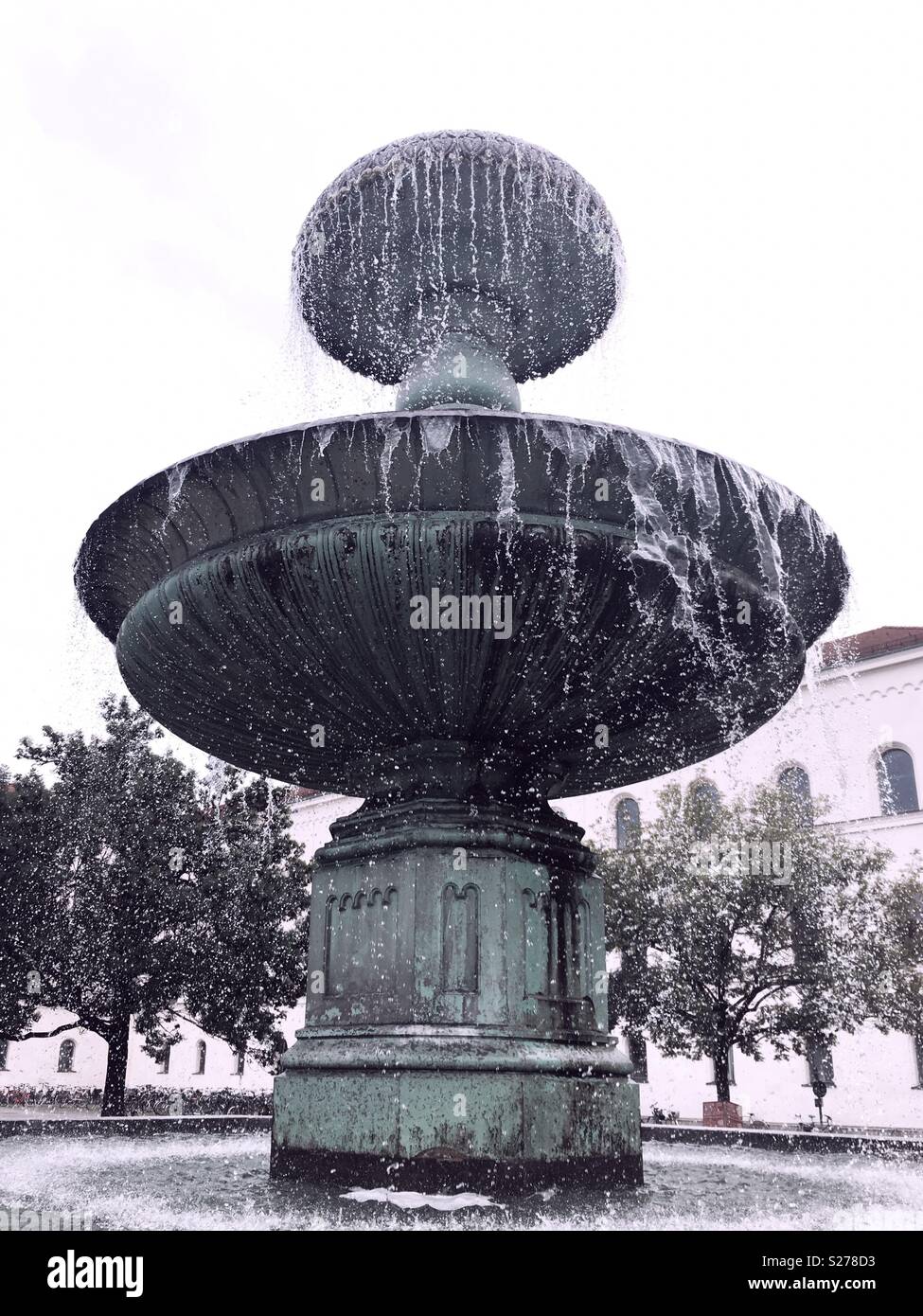 Brunnen am Geschwister-Scholl-Platz in München Stock Photo