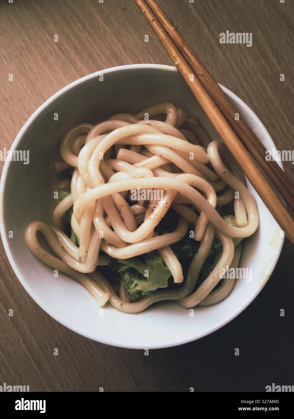 Stirrfryed udon noodles with broccoli Stock Photo Alamy