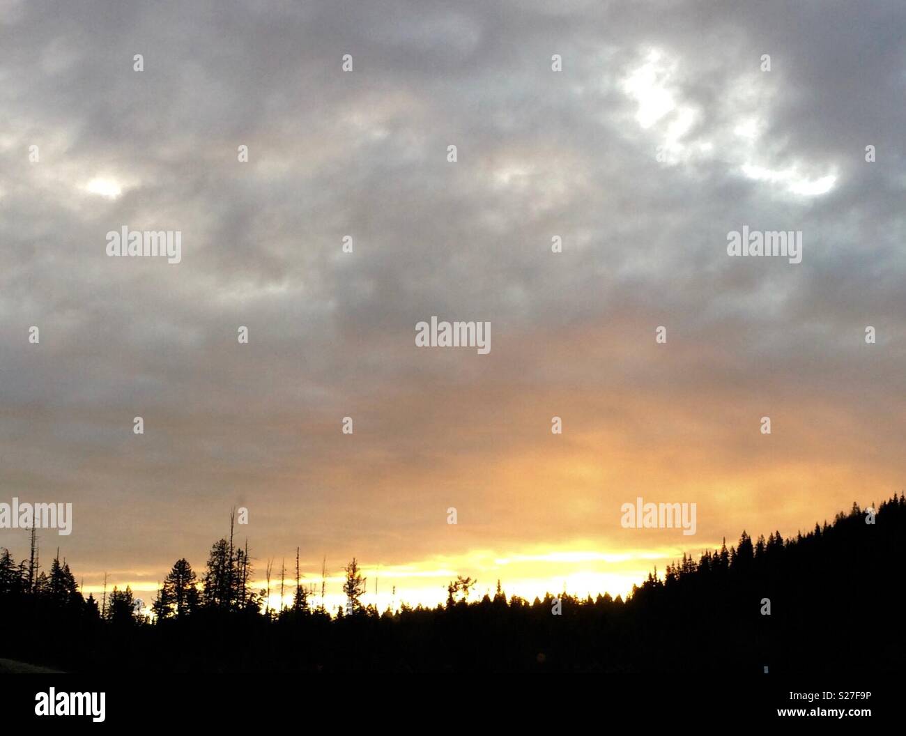 Sunrise over mountains hi-res stock photography and images - Alamy