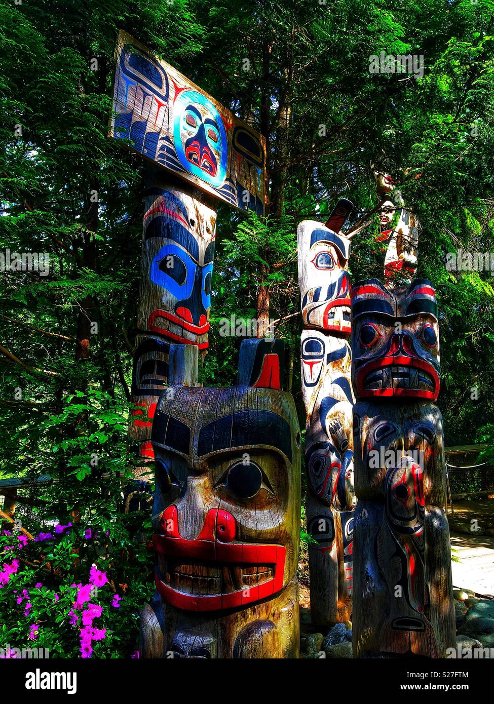 Totem carvings hi-res stock photography and images - Alamy