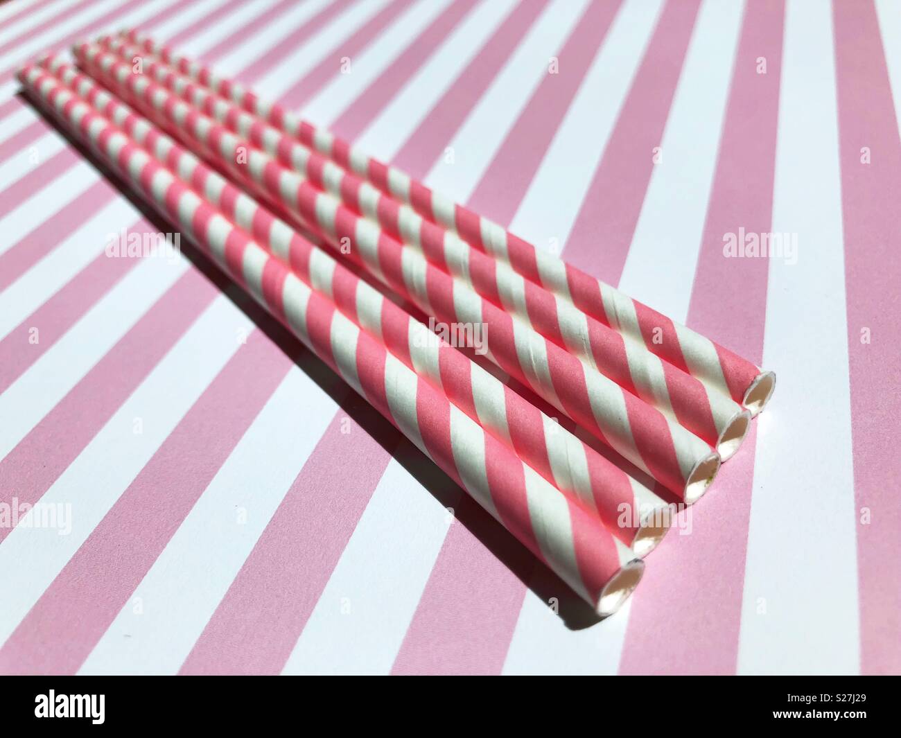 Pink and white striped paper straws Stock Photo - Alamy
