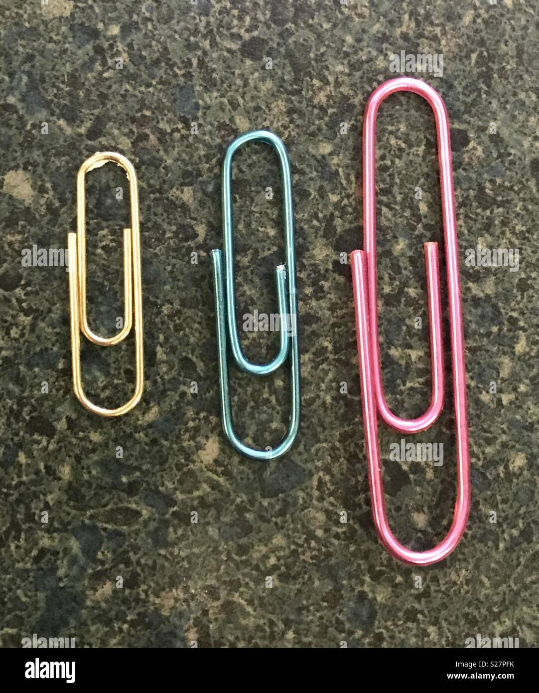 Metallic paper clips hi-res stock photography and images - Alamy