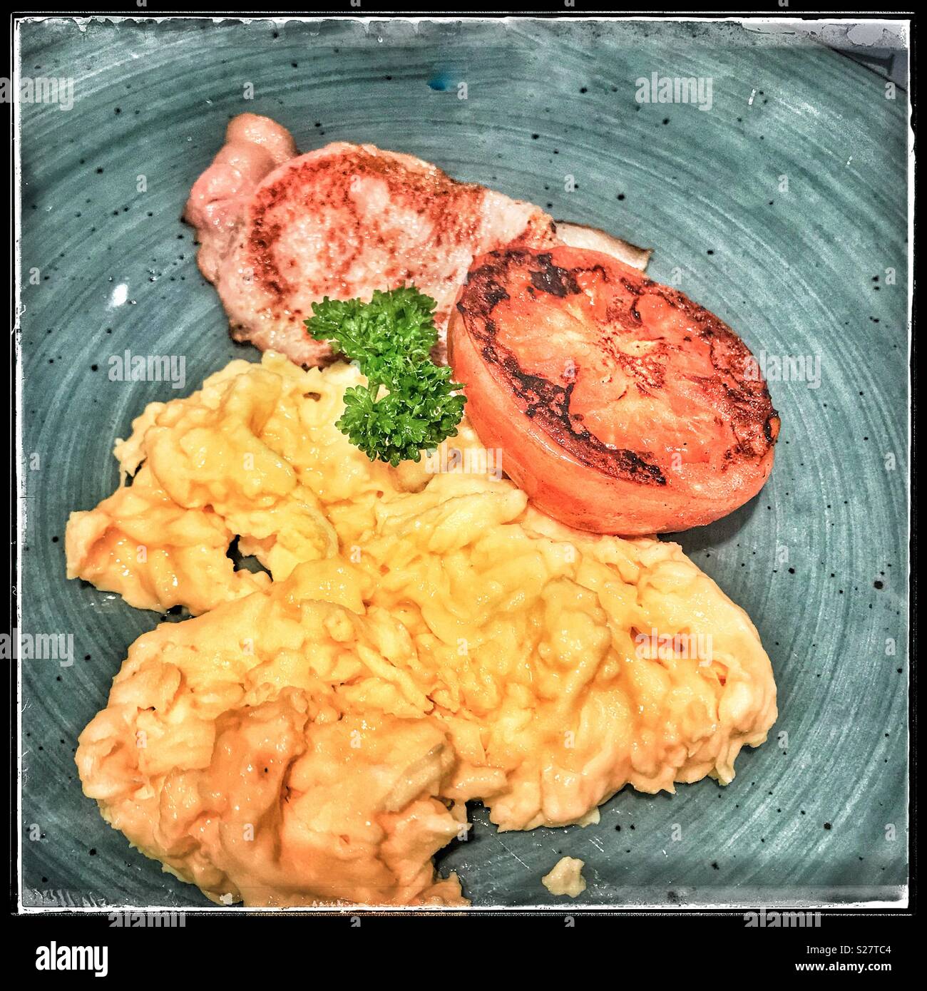 Scrambled eggs and bacon Stock Photo - Alamy