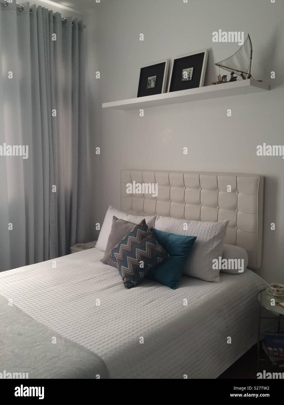 Interior design - soothing master bedroom Stock Photo - Alamy