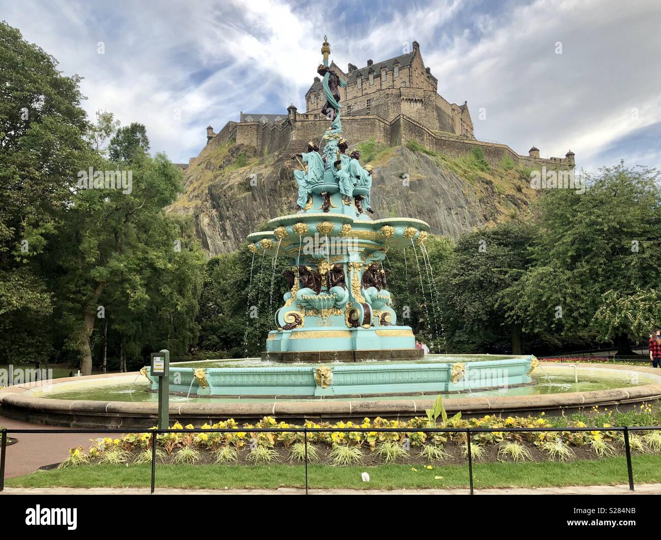 Edinburgh castle and water fountain Stock Photo Alamy