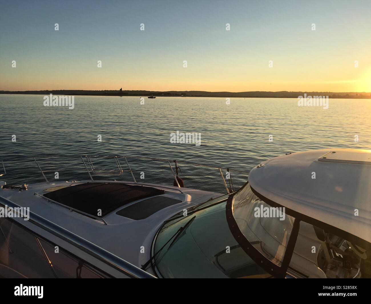 Sunset sea boat hi-res stock photography and images - Alamy