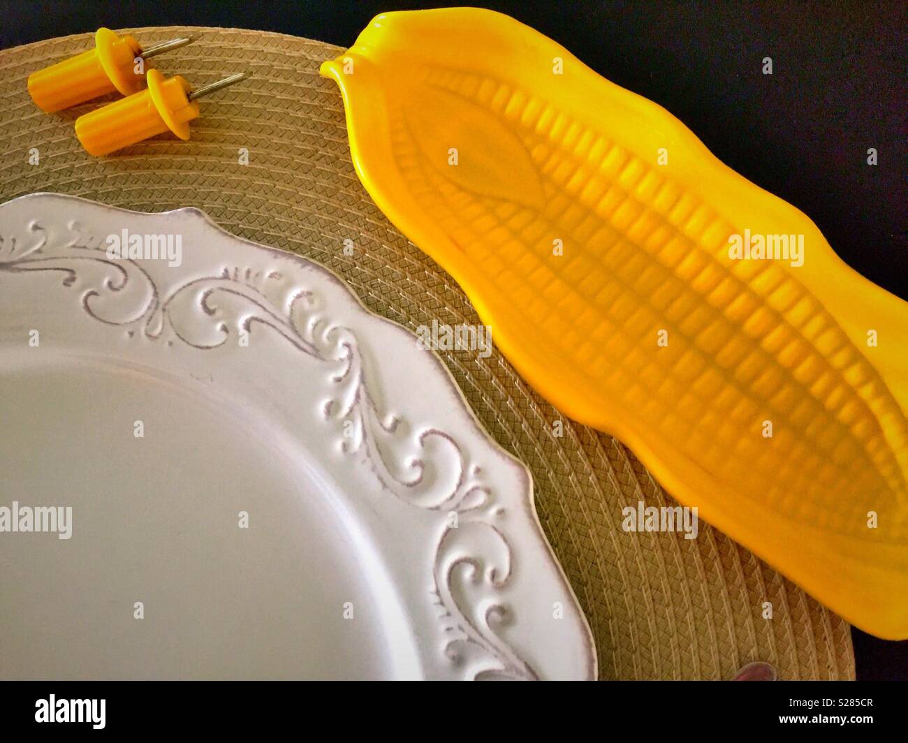 Table setting with corn on the cob, corn holders and china plates, USA Stock Photo Alamy
