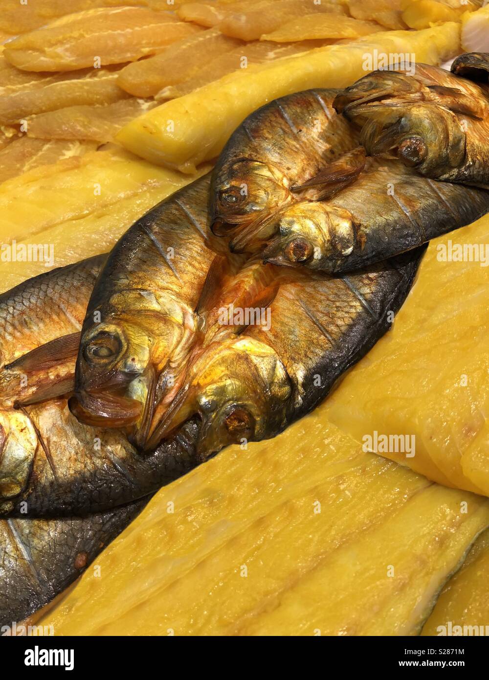 Fresh fish...Smoked mackerel, kippers, herring & cod Stock Photo Alamy