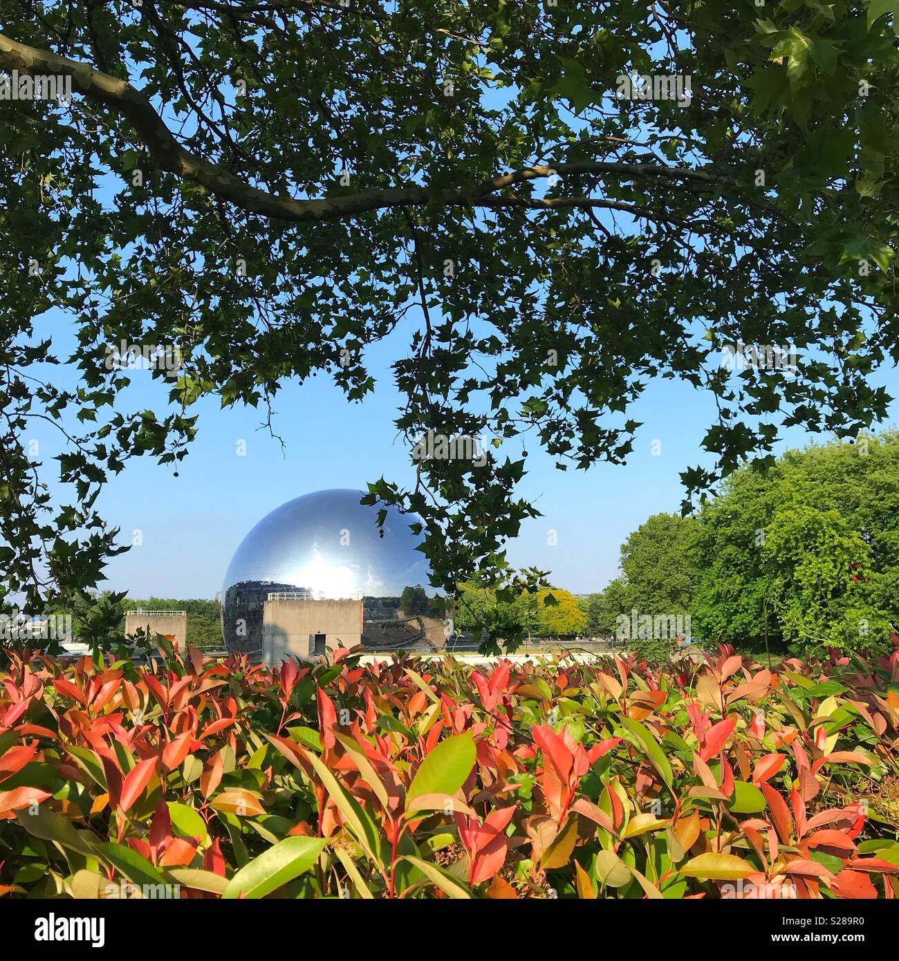 Géode surrounded by nature in the Parc de la Villette, Paris Stock Photo