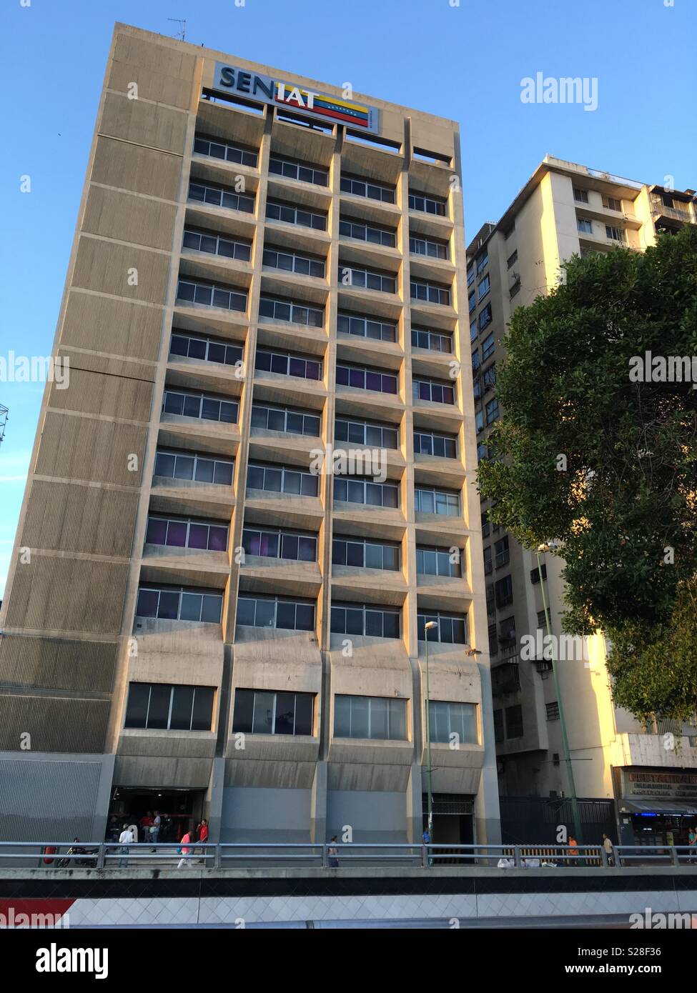Torre SENIAT en la Gran Avenida de Sabana Grande, sector Plaza Venezuela.  Caracas Stock Photo - Alamy