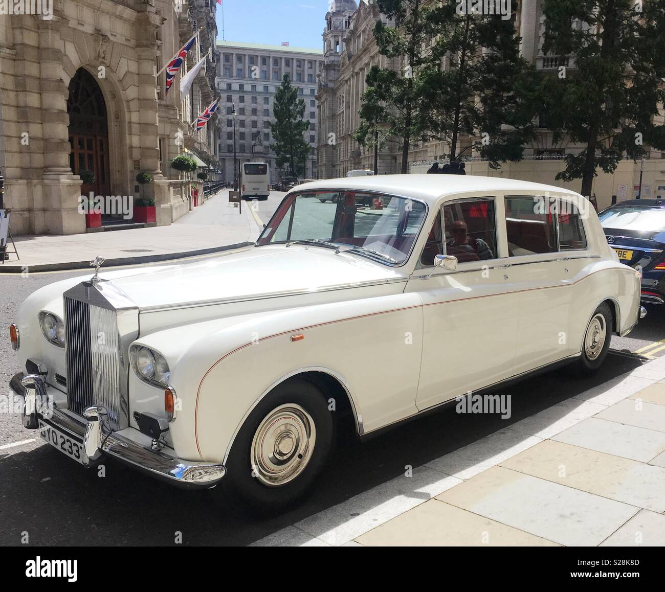 A white Rolls Royce Phantom VI Stock Photo - Alamy