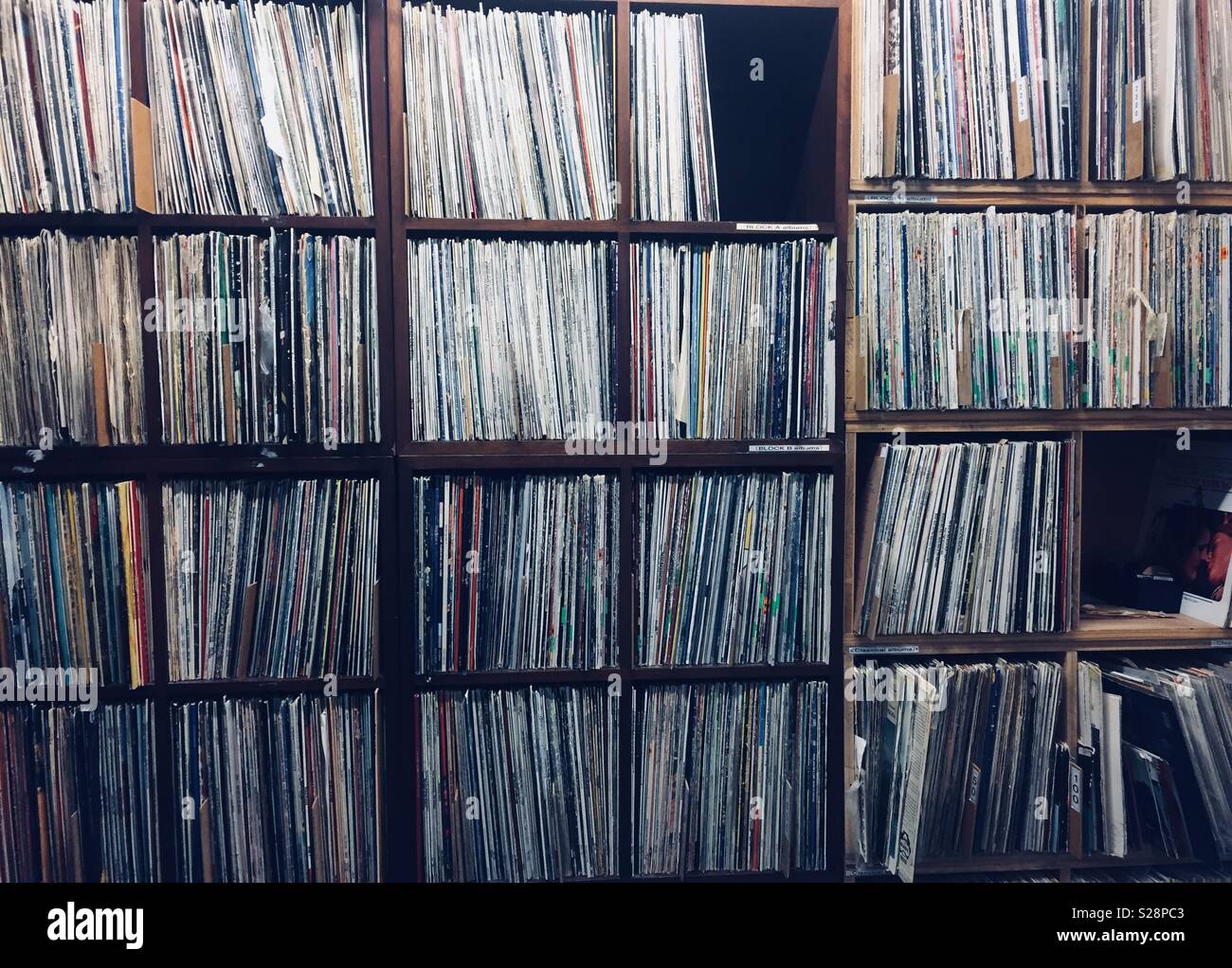 Vinyl records shelves hi-res stock photography and images - Alamy