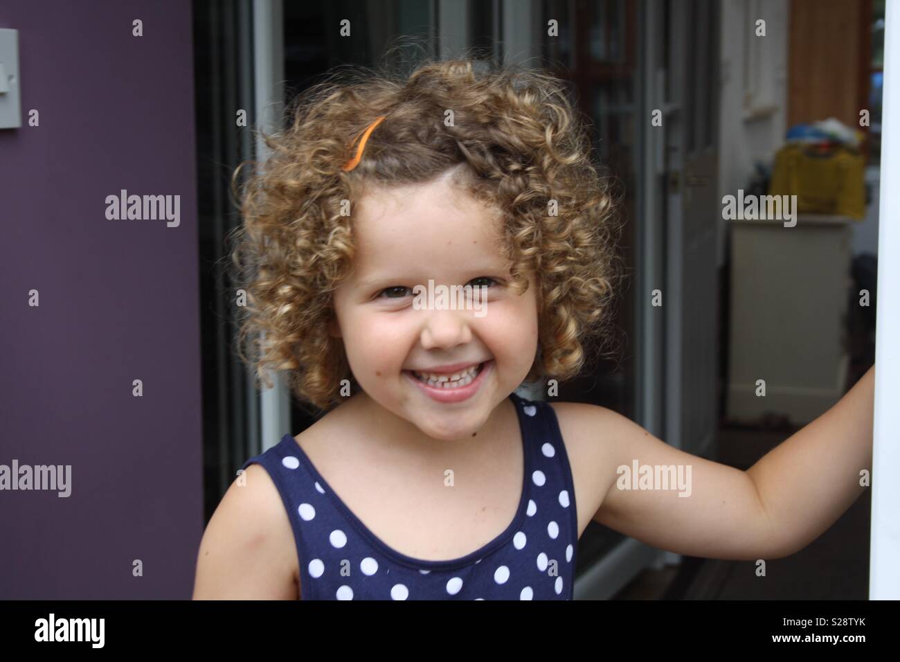 Curly haired brown girl hi-res stock photography and images - Alamy