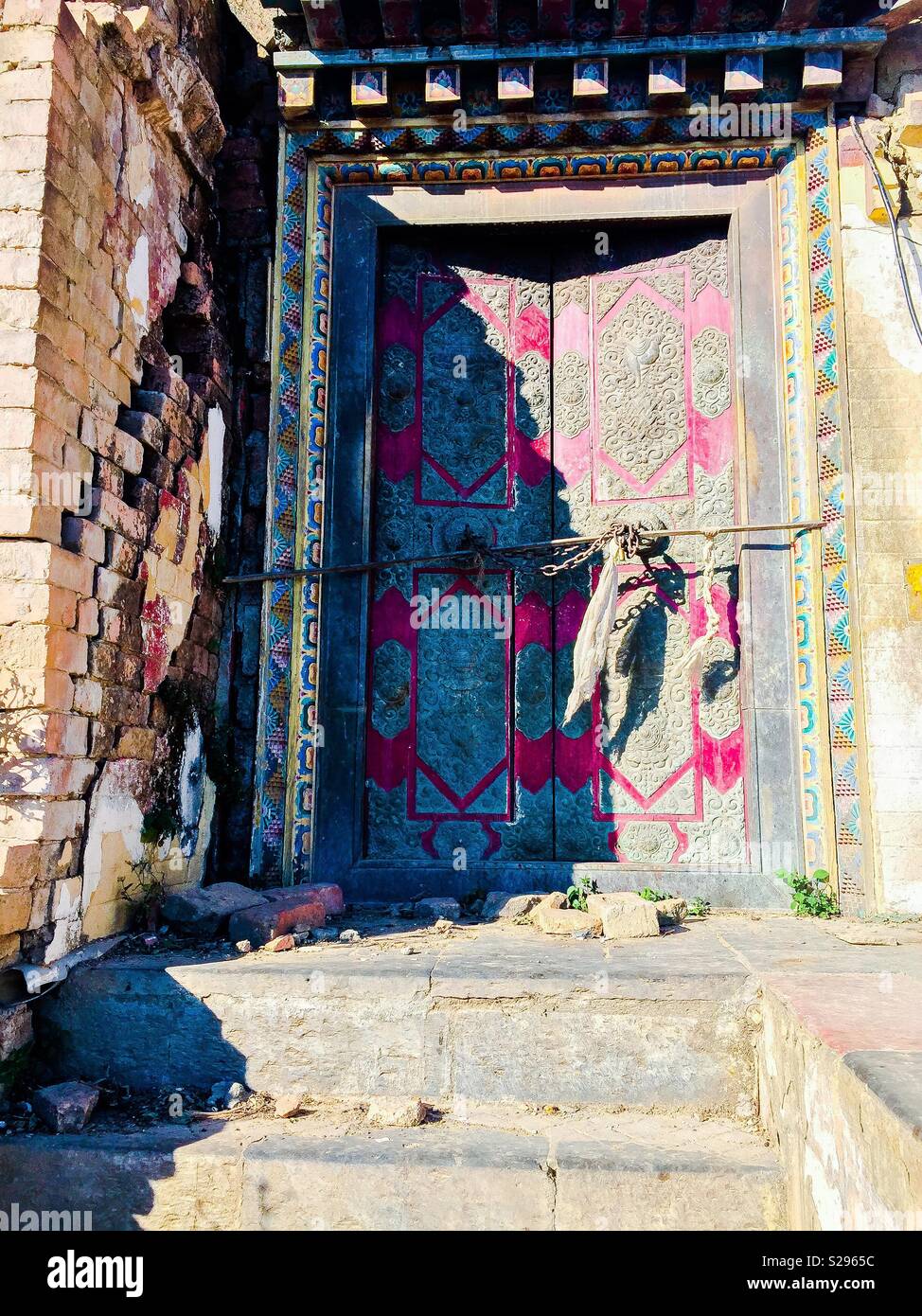 Earthquake damaged doorway, Nepal Stock Photo Alamy