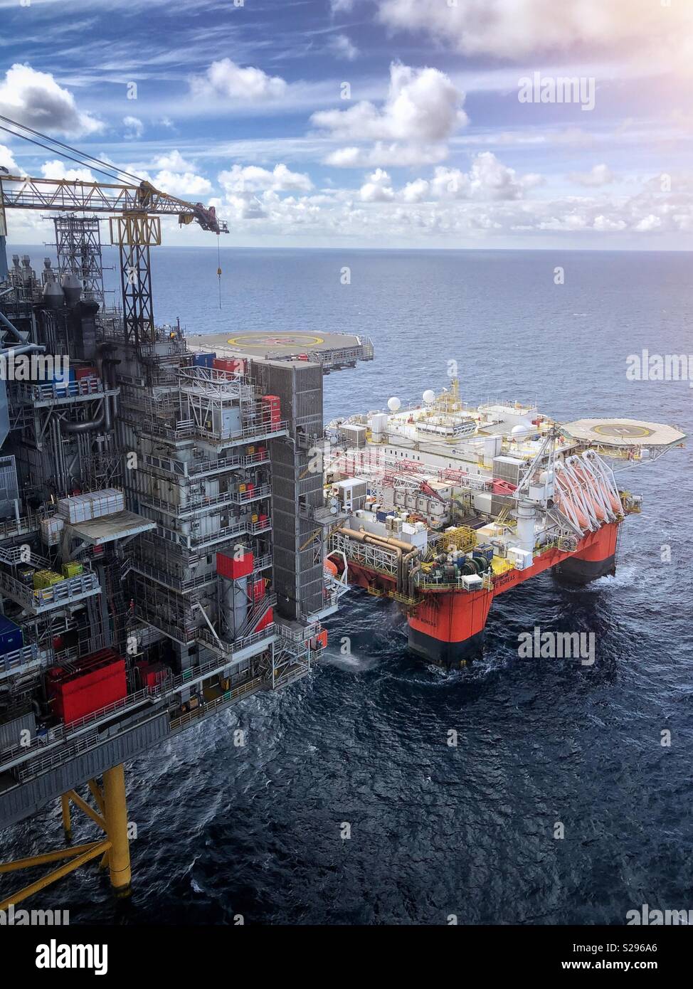 Oil rig North Sea: credit Lee Ramsden / Alamy Stock Photo