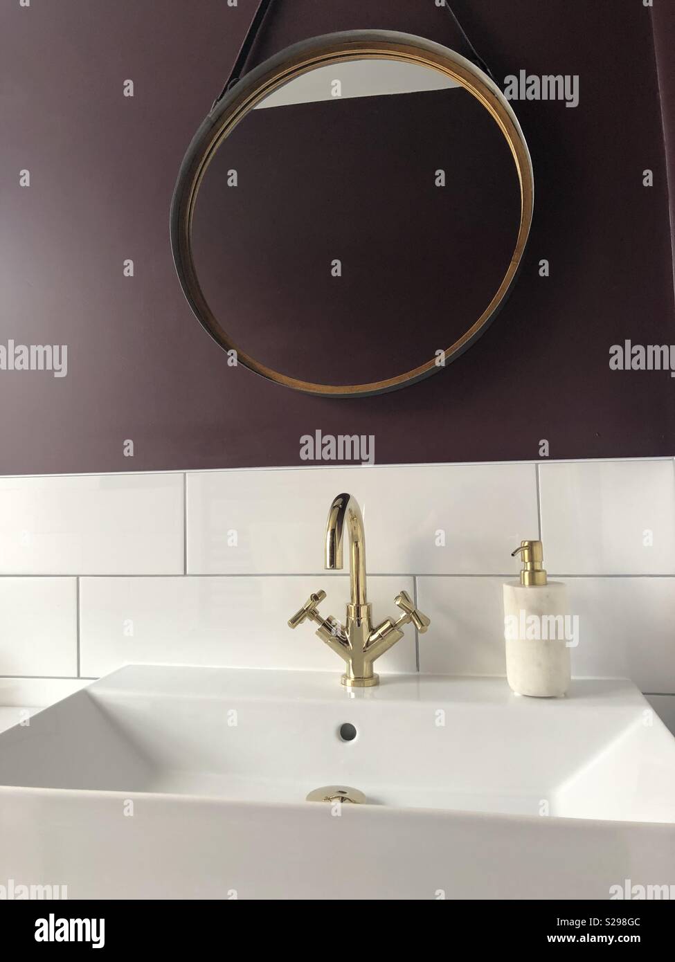 Gold bathroom taps Stock Photo - Alamy