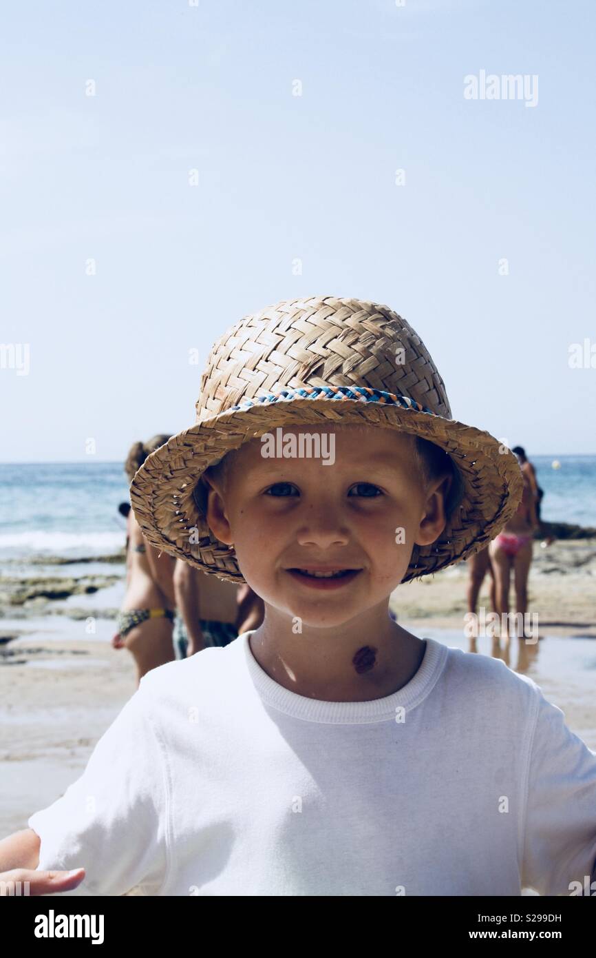 Straw beach hat boy hi-res stock photography and images - Alamy