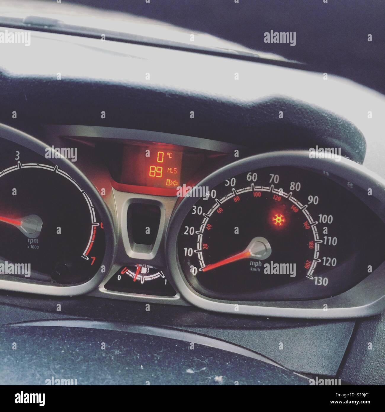 Automotive Mechanical Thermometer Face showing 70-degrees Fahrenheit Stock  Photo - Alamy