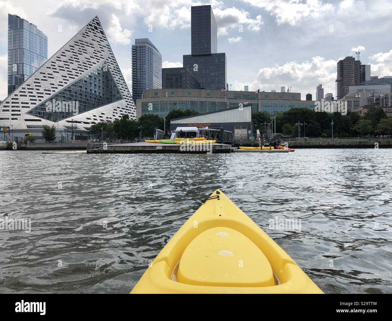 Kayaking in Hudson River with NYC skyline Stock Photo Alamy