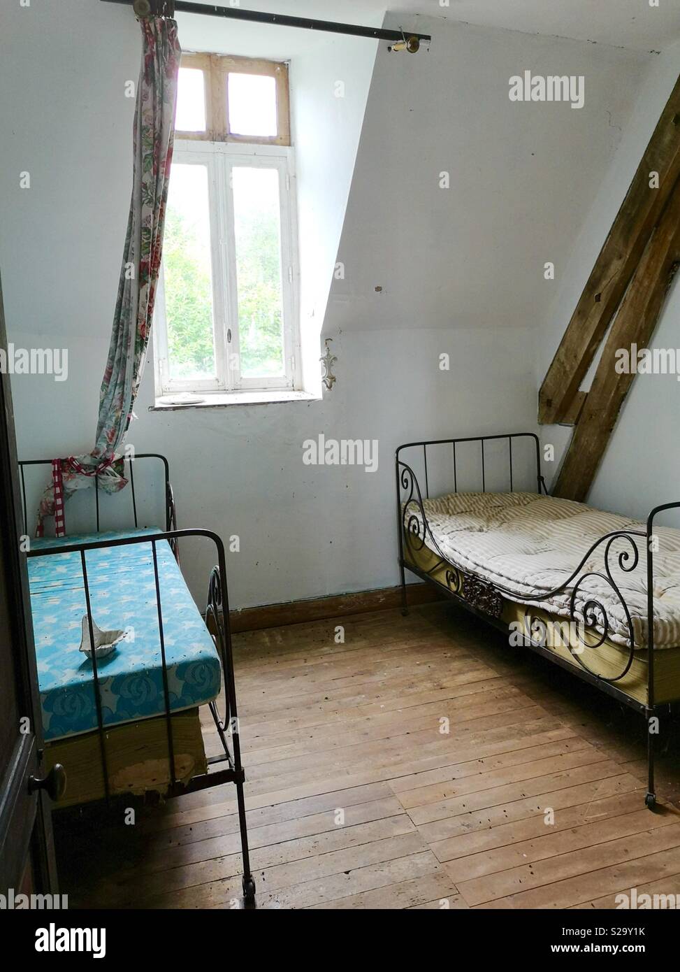 Rundown Single Beds In Old Castle Stock Photo Alamy