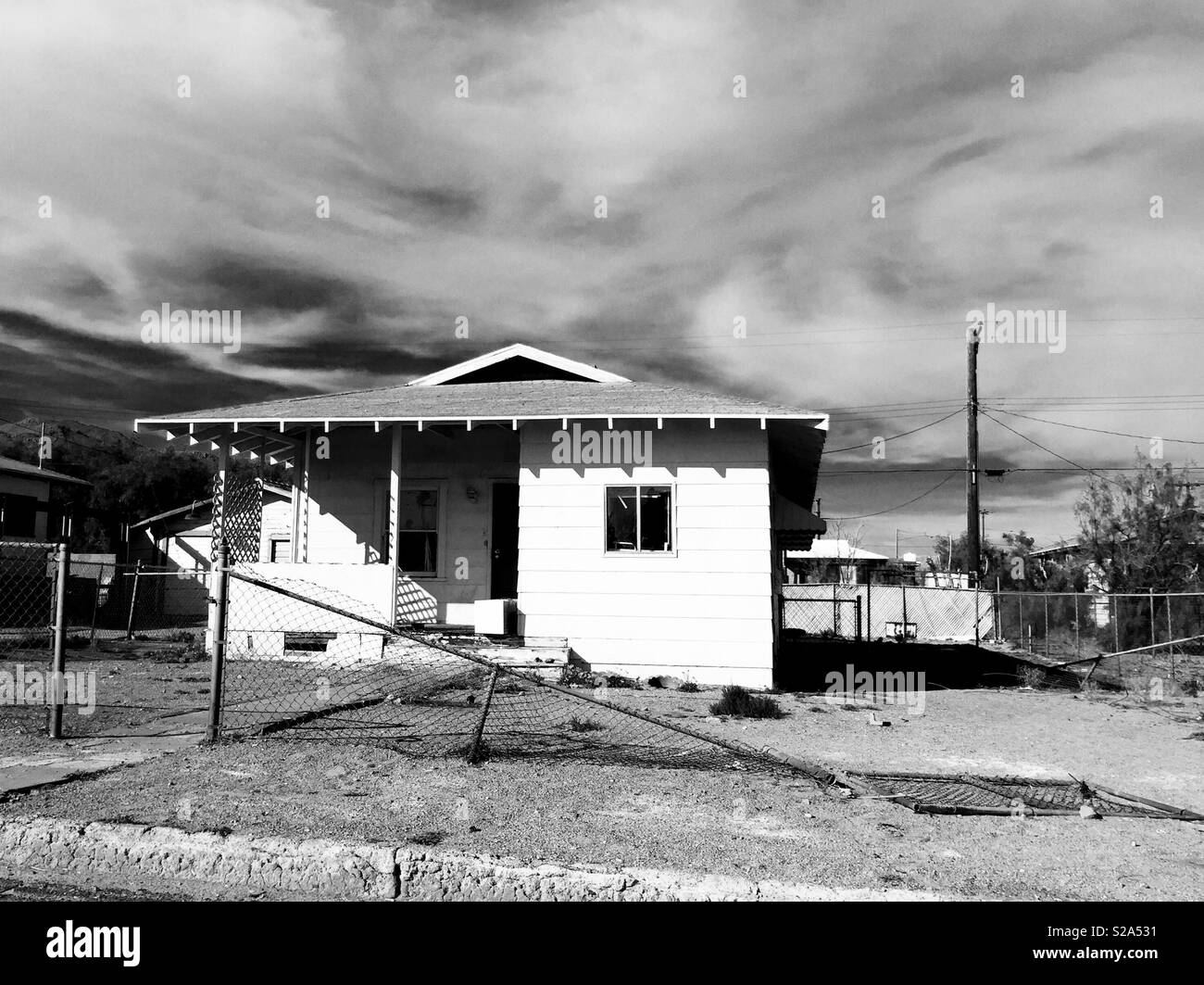 Old house in desert with clouds in the sky Stock Photo - Alamy