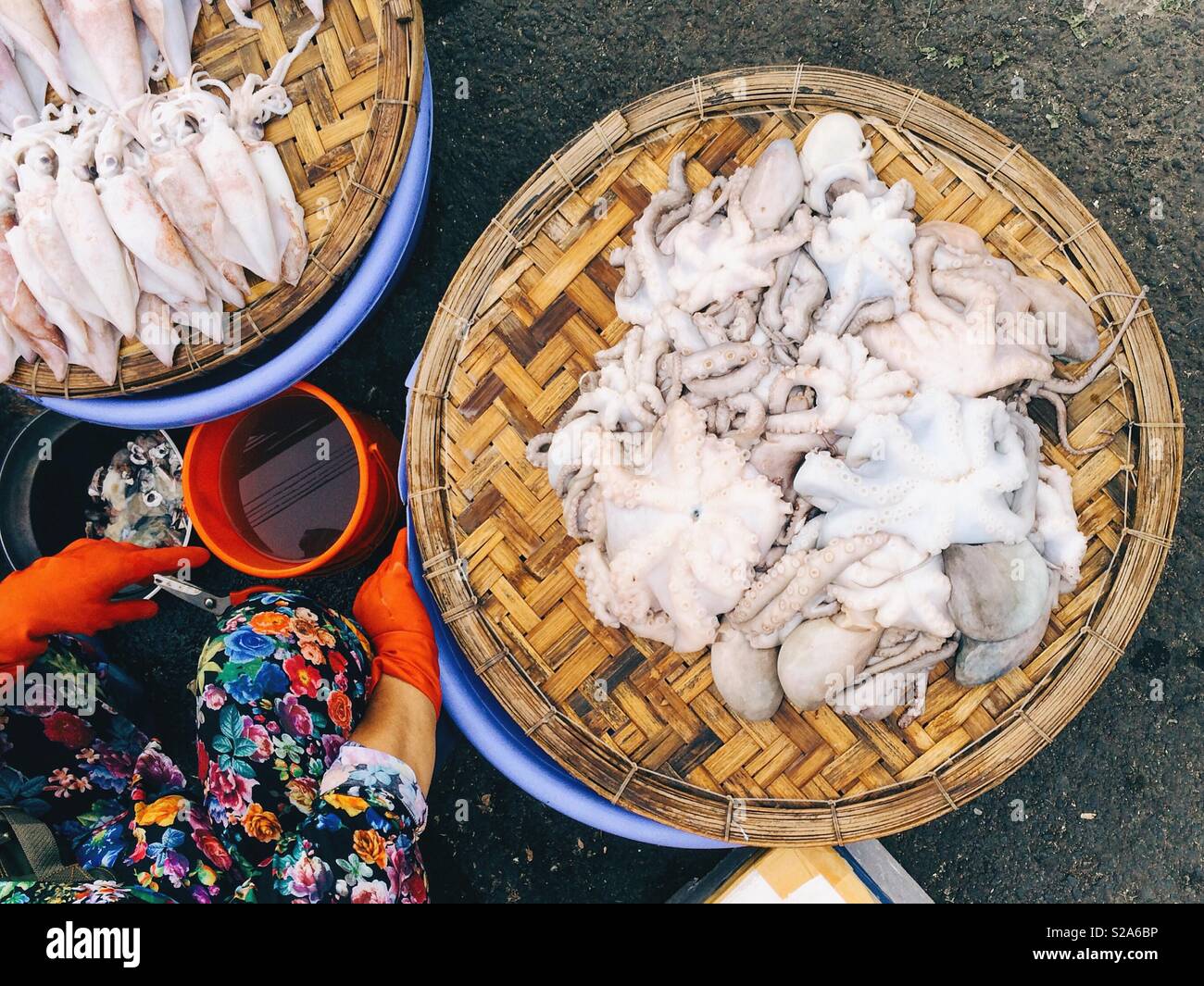 Seafood vendor on Vietnamese street market Stock Photo Alamy