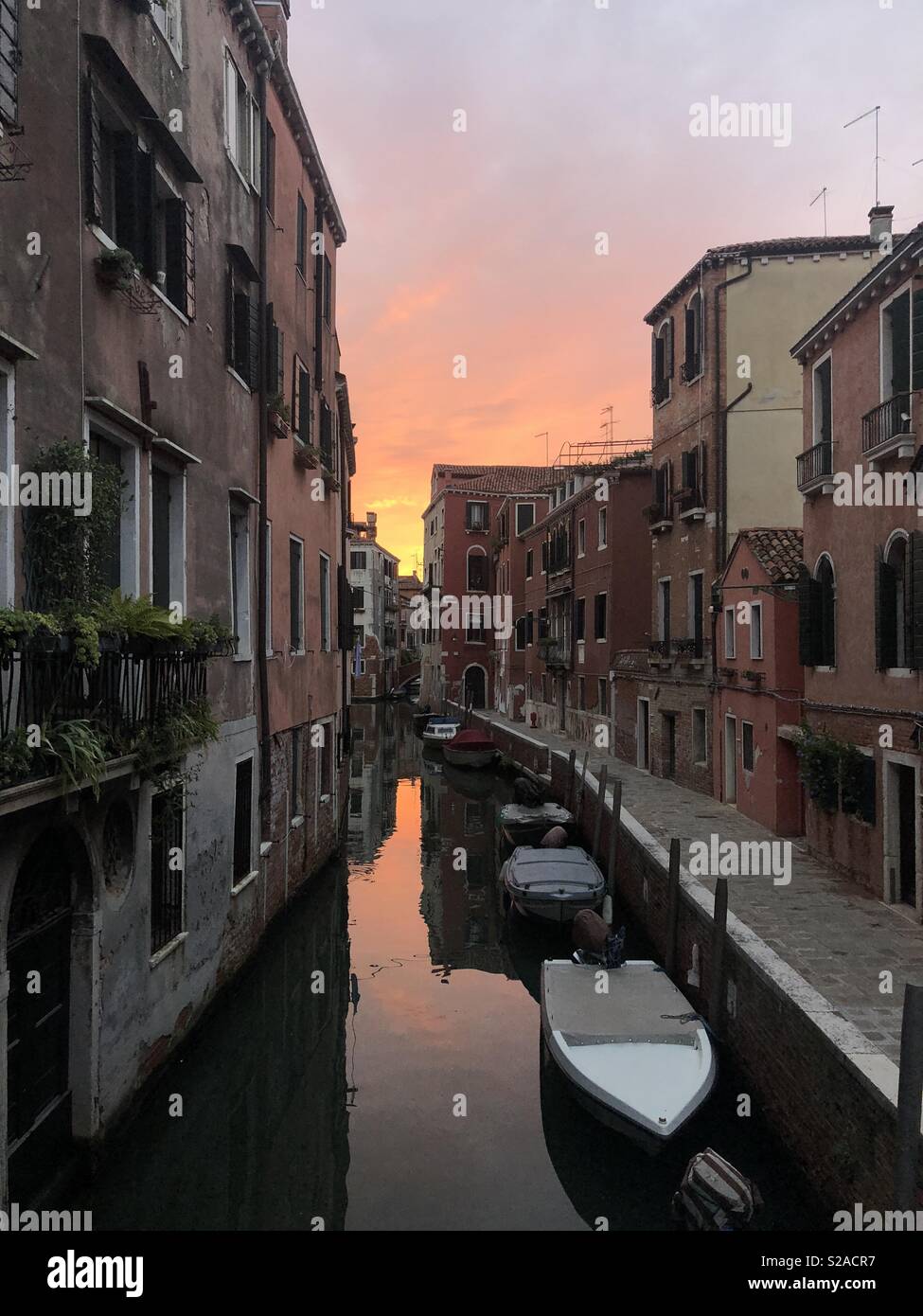 Golden sunset over canal hi-res stock photography and images - Alamy