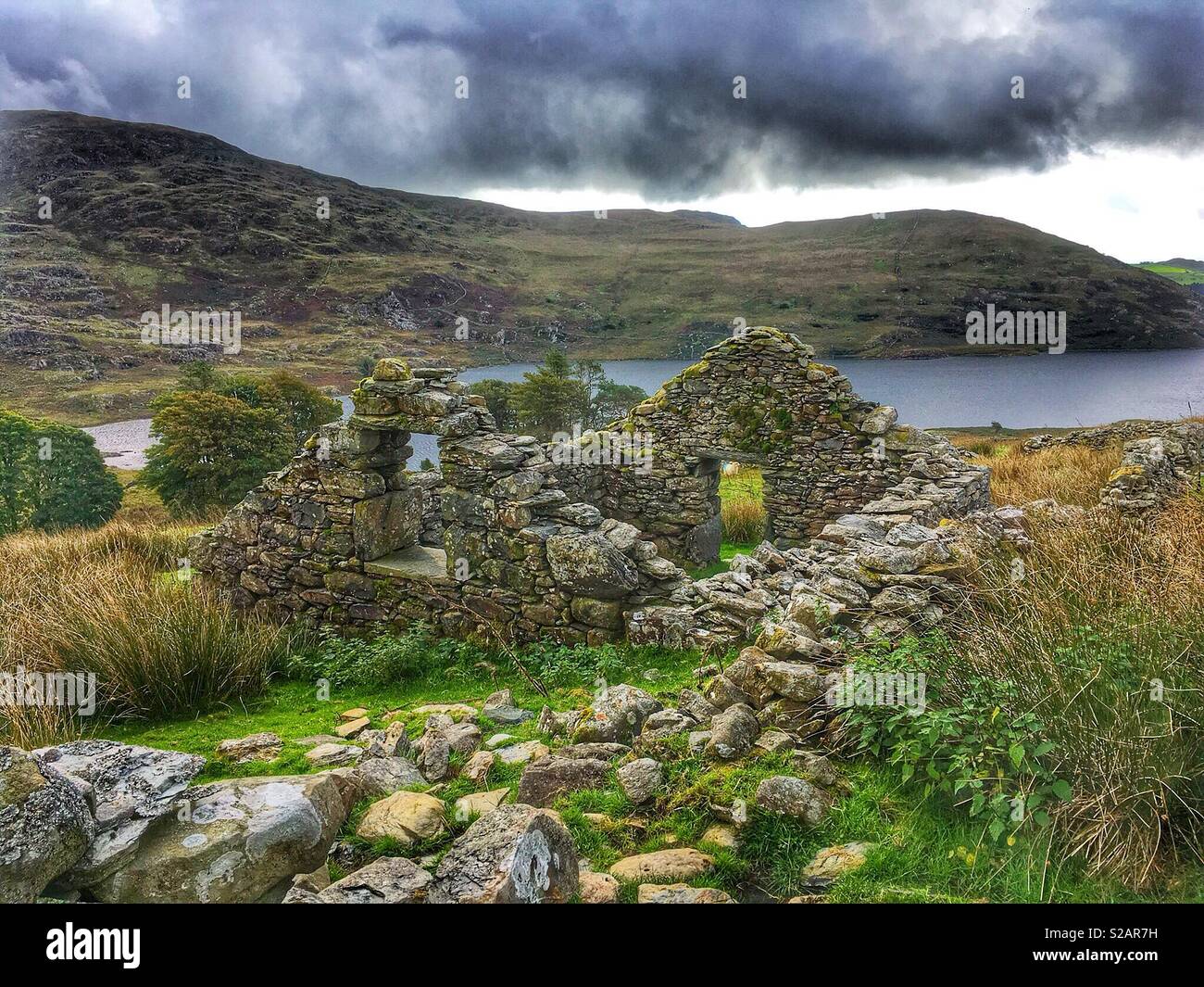Ruined cottage by Cwm y Stradllyn reservoir in Snowdonia National Park. Porthmadog, Gwynedd, Wales, UK, Britain, Stock Photo