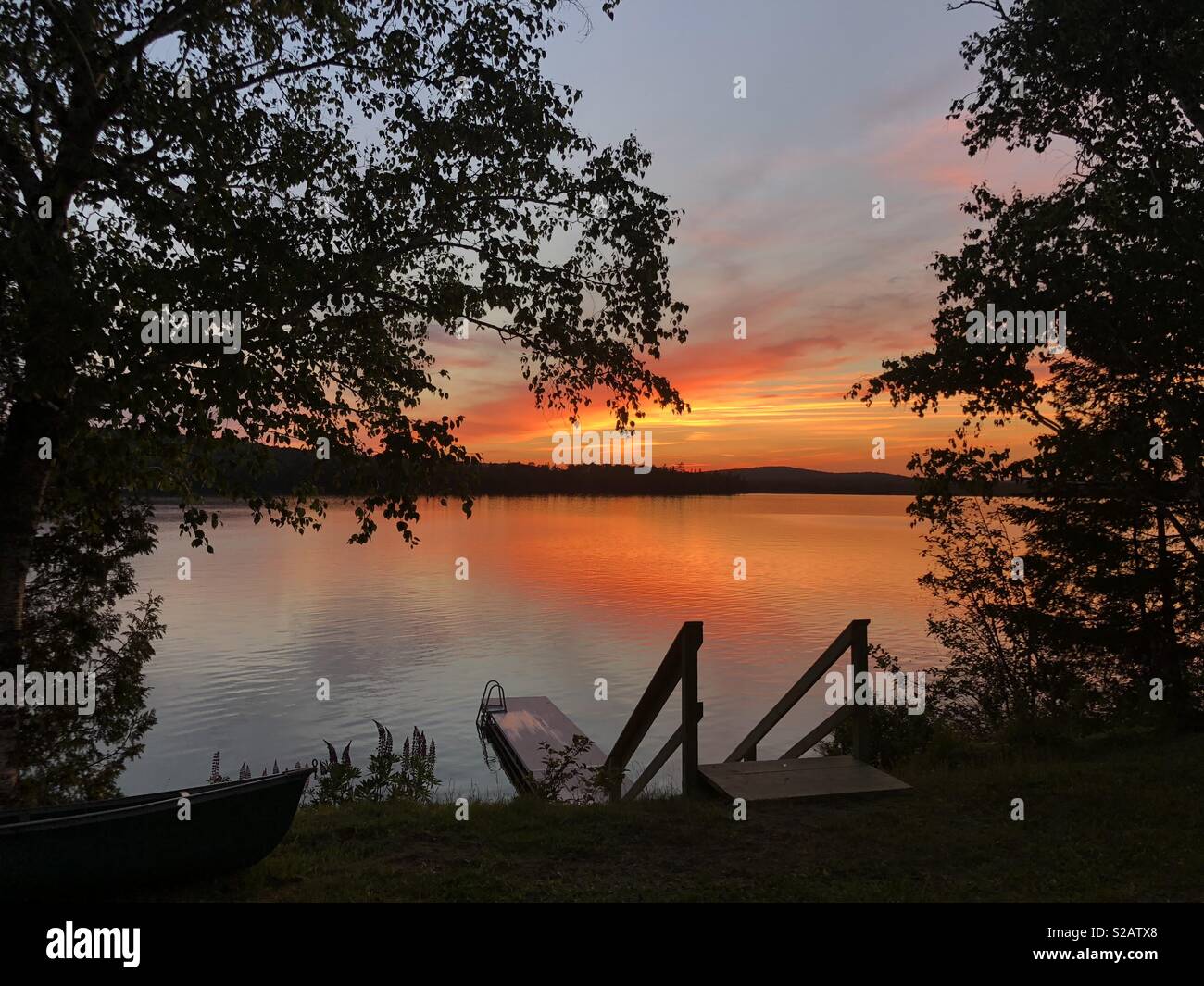 A sunset reflecting off a lake Stock Photo - Alamy