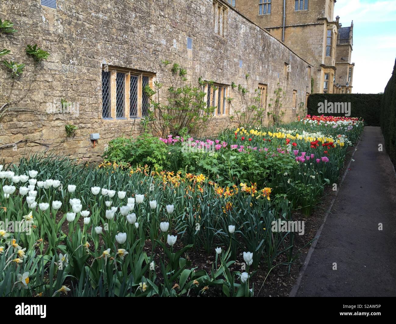 Country house garden hi-res stock photography and images - Alamy
