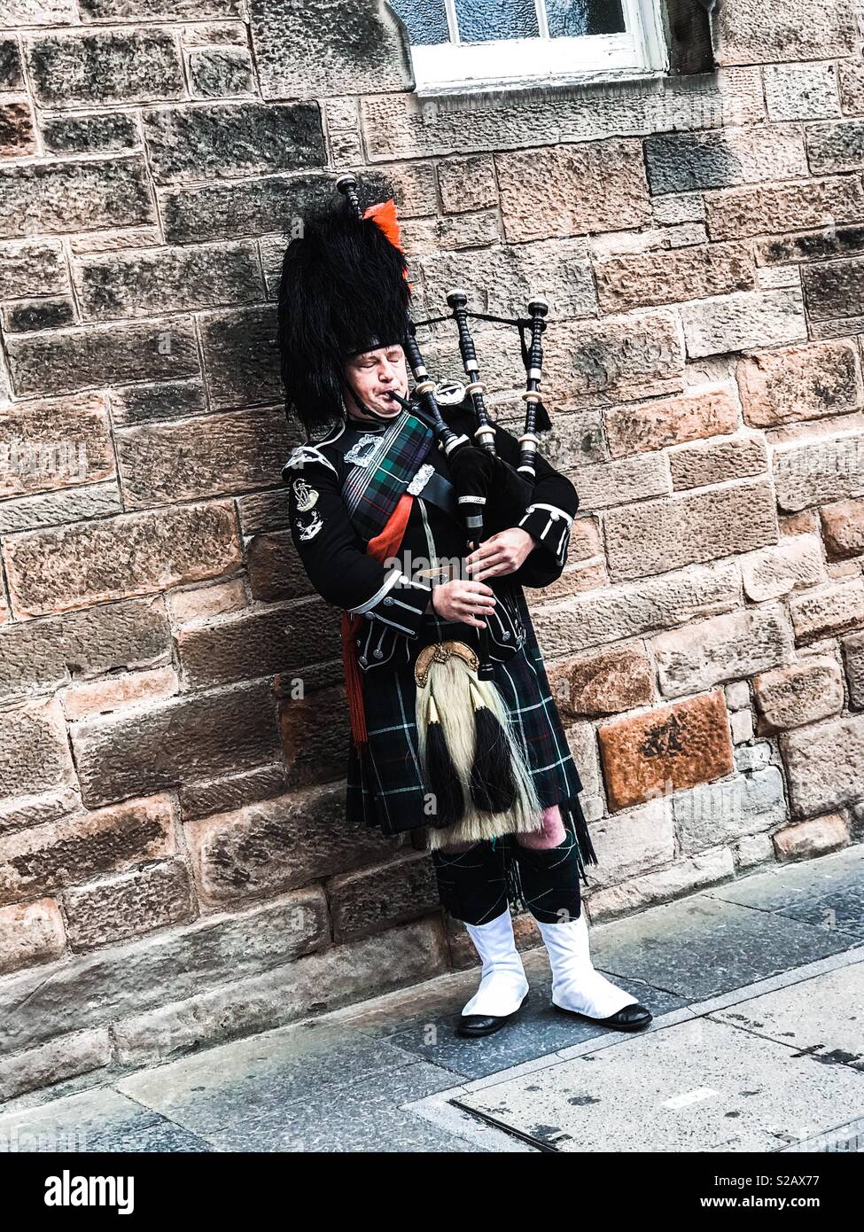 Scotsman playing bagpipes in Edinburgh Stock Photo Alamy