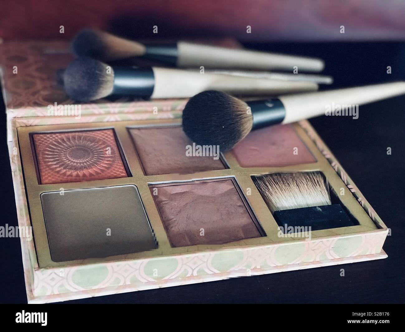 Glamorous glowing make up kit with brush applicator’s for the cheeks