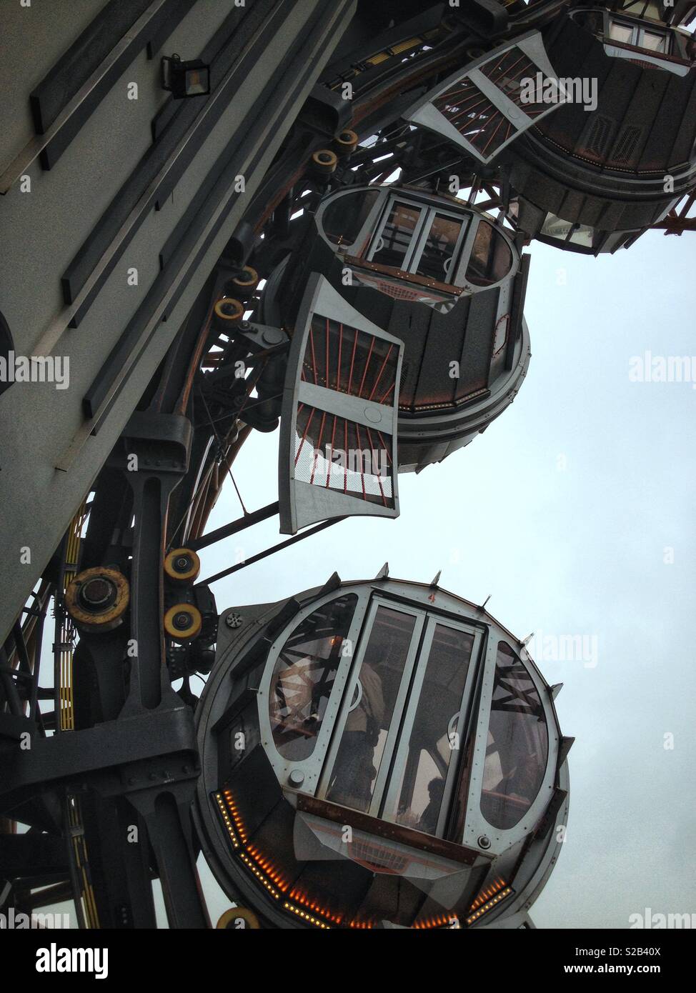 the-golden-reel-the-world-s-first-figure-8-ferris-wheel-at-studio