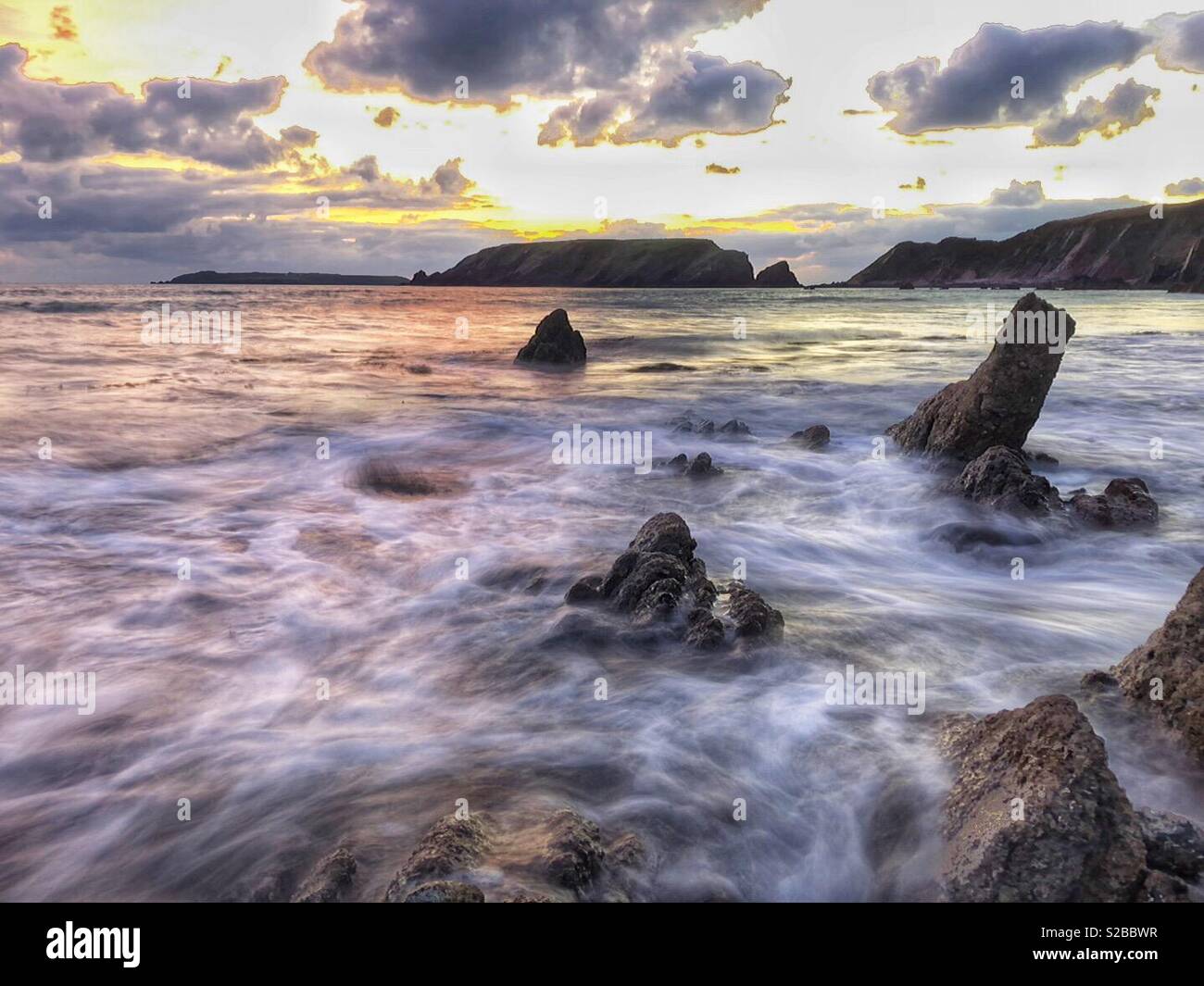 Marloes beach, incoming tide, late September, with Gateholm and Skomer Islands in the distance. Pembrokeshire, West Wales. Stock Photo