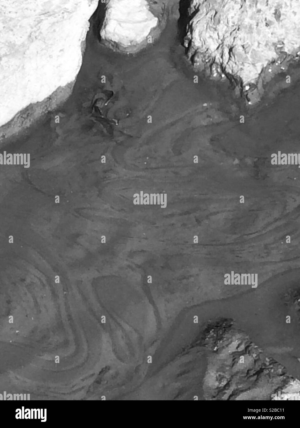 Black and white sand patterns in water Stock Photo - Alamy