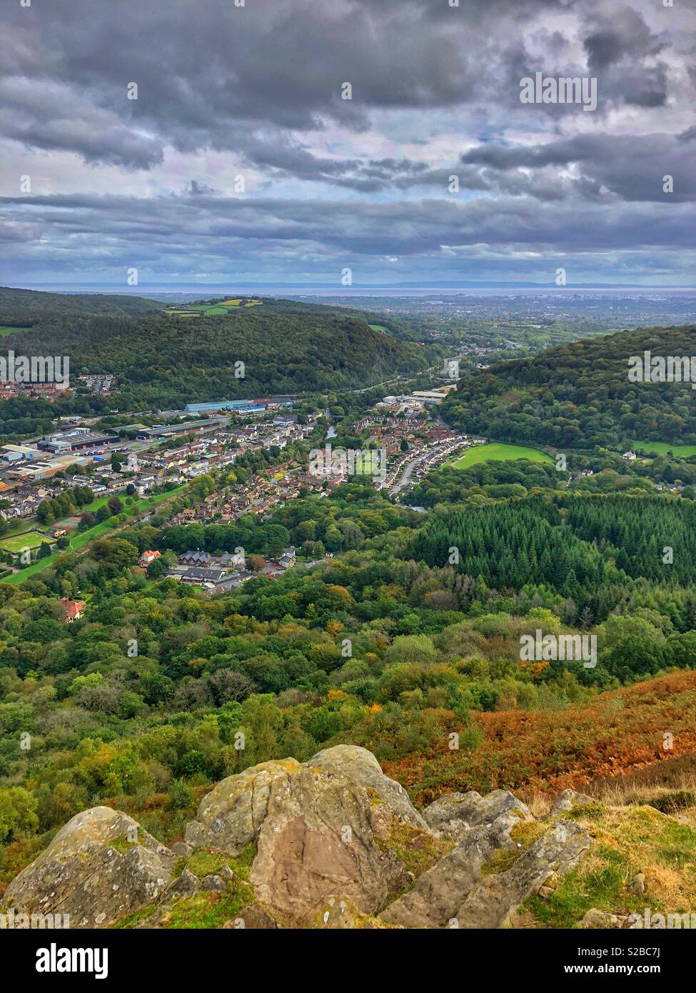 Nucleair Vaccineren medley View over Cardiff towards the Bristol Channel from the Garth mountain,  Pentyrch, Cardiff, Wales Stock Photo - Alamy