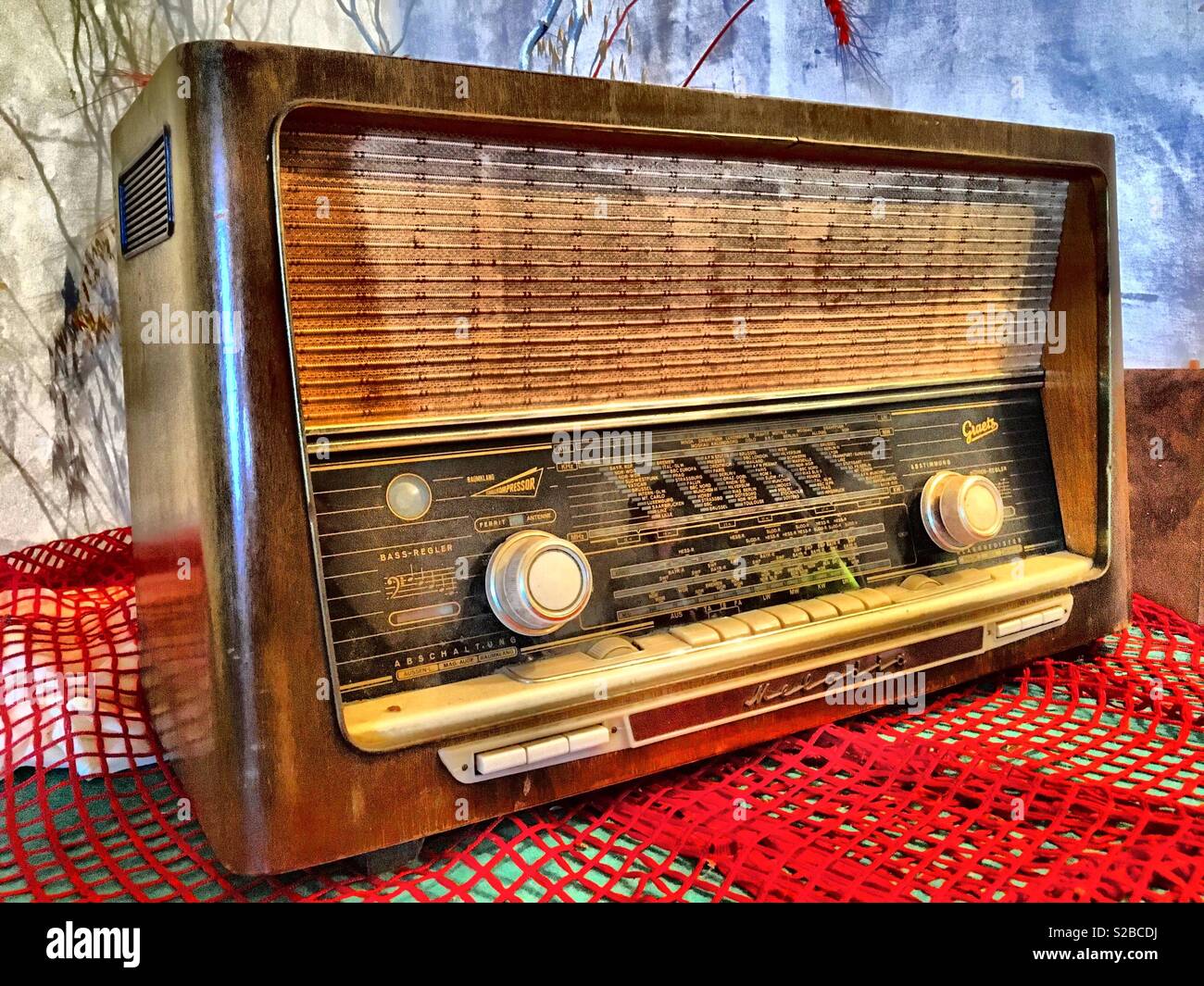 History old radio hi-res stock photography and images - Alamy
