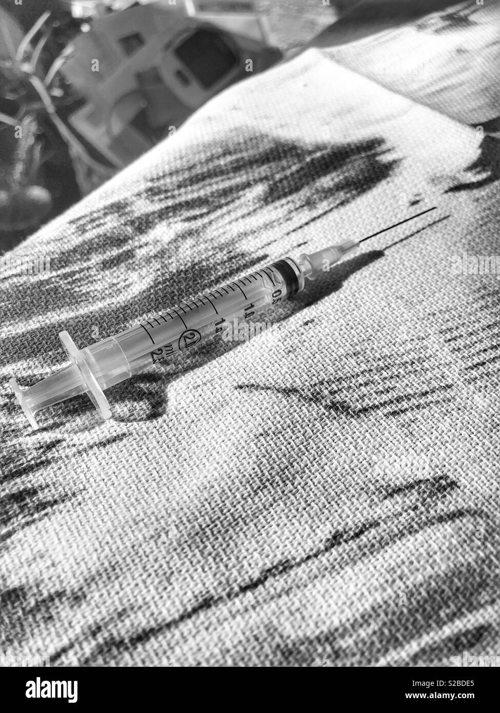 2.5ml syringe in black and white Stock Photo