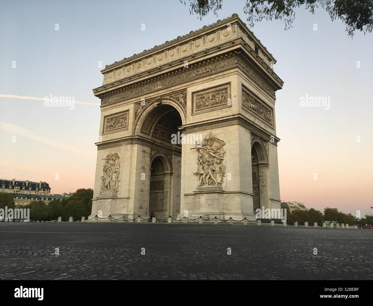 Arc de triomphe at sunrise paris hi-res stock photography and images ...