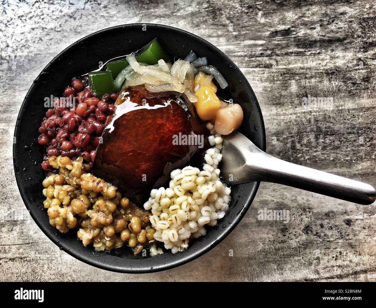 Mix crushed ice with traditional toppings for chilling during tea break,kuching.Malaysia. Stock Photo
