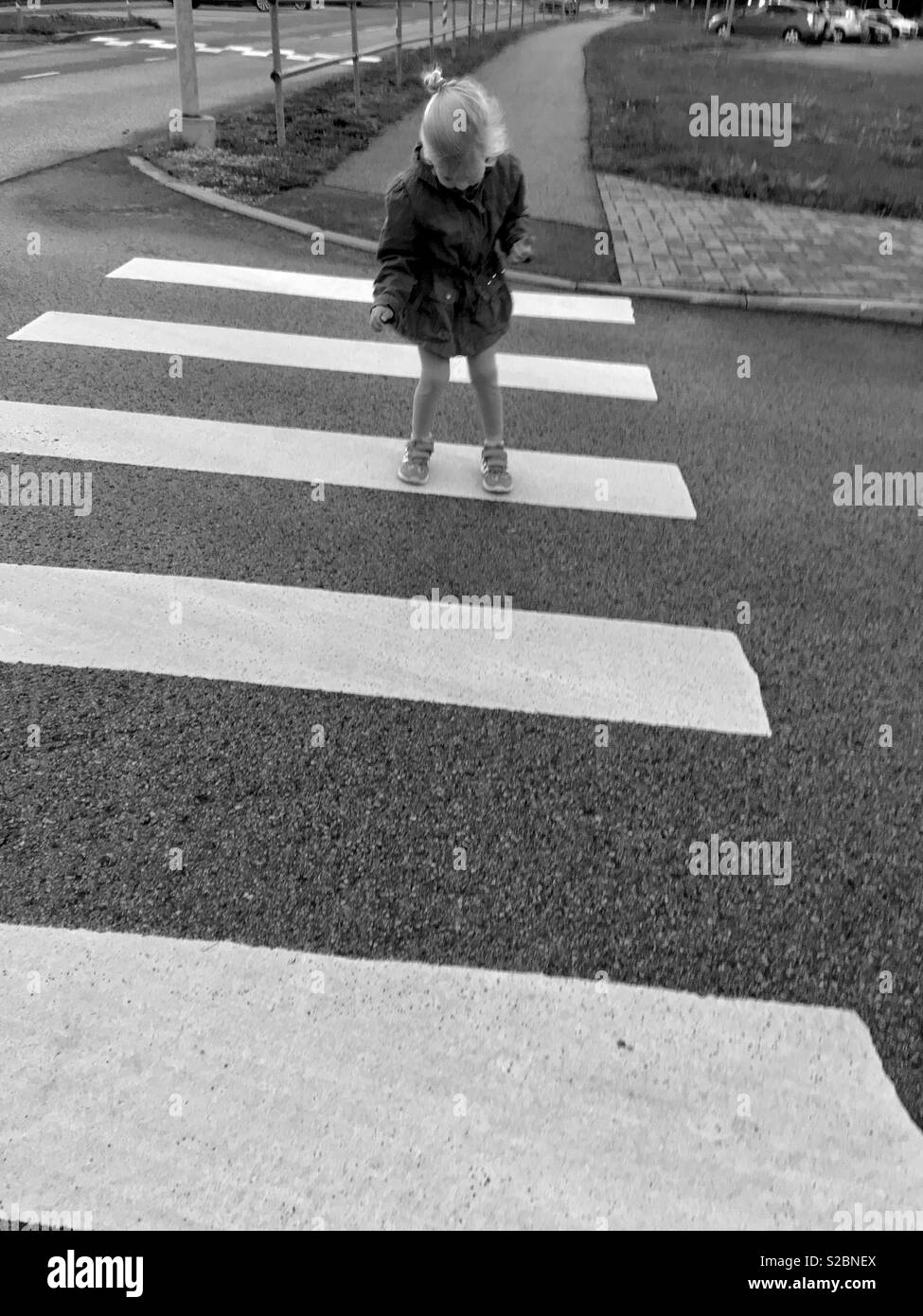 Crossing road dangerous hi-res stock photography and images - Alamy