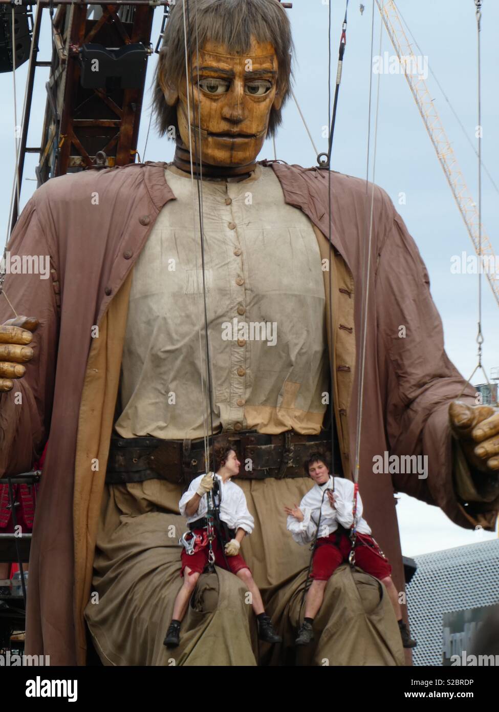 Giant spectacular royal de Luxe Liverpool uncle Giant & his puppeteers Stock Photo