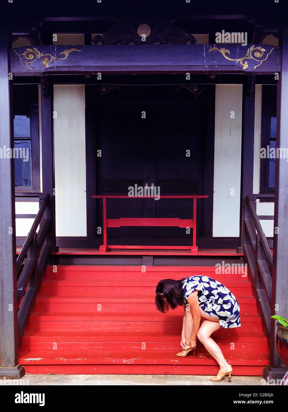 Japanese woman kneeling hi-res stock photography and images - Alamy