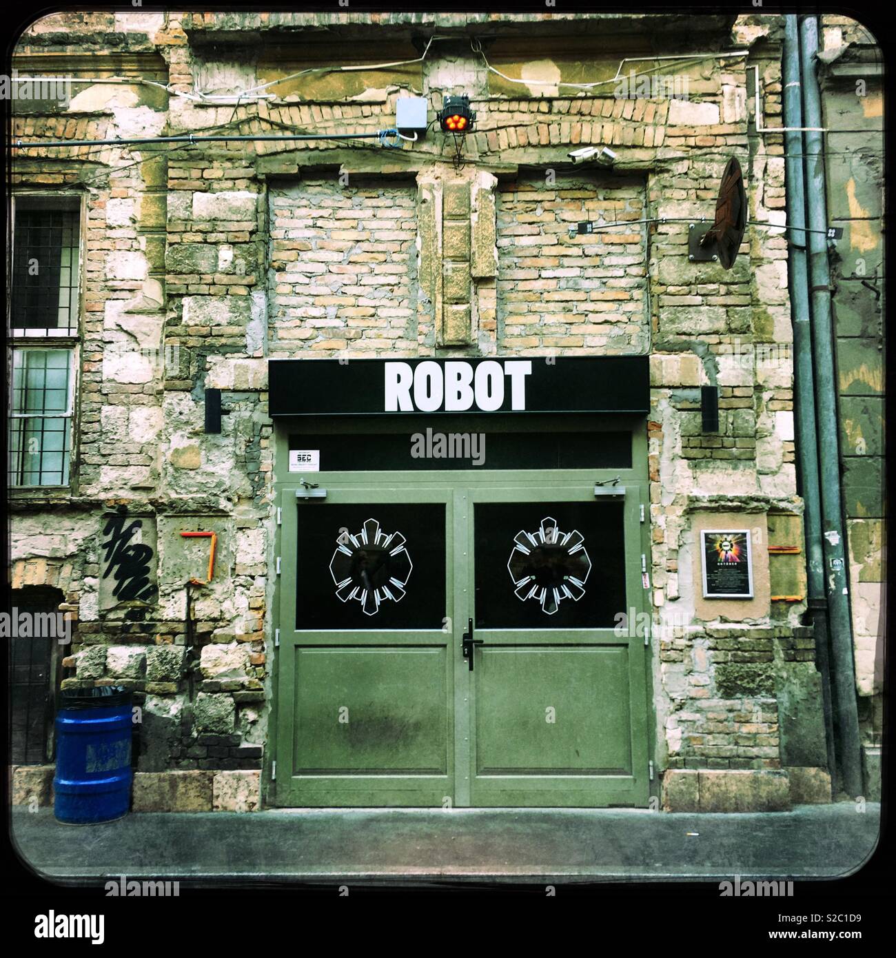 The ‘Robot’ rock club, a converted Ruin Bar, in the Jewish Quarter of Budapest, Hungary. Stock Photo