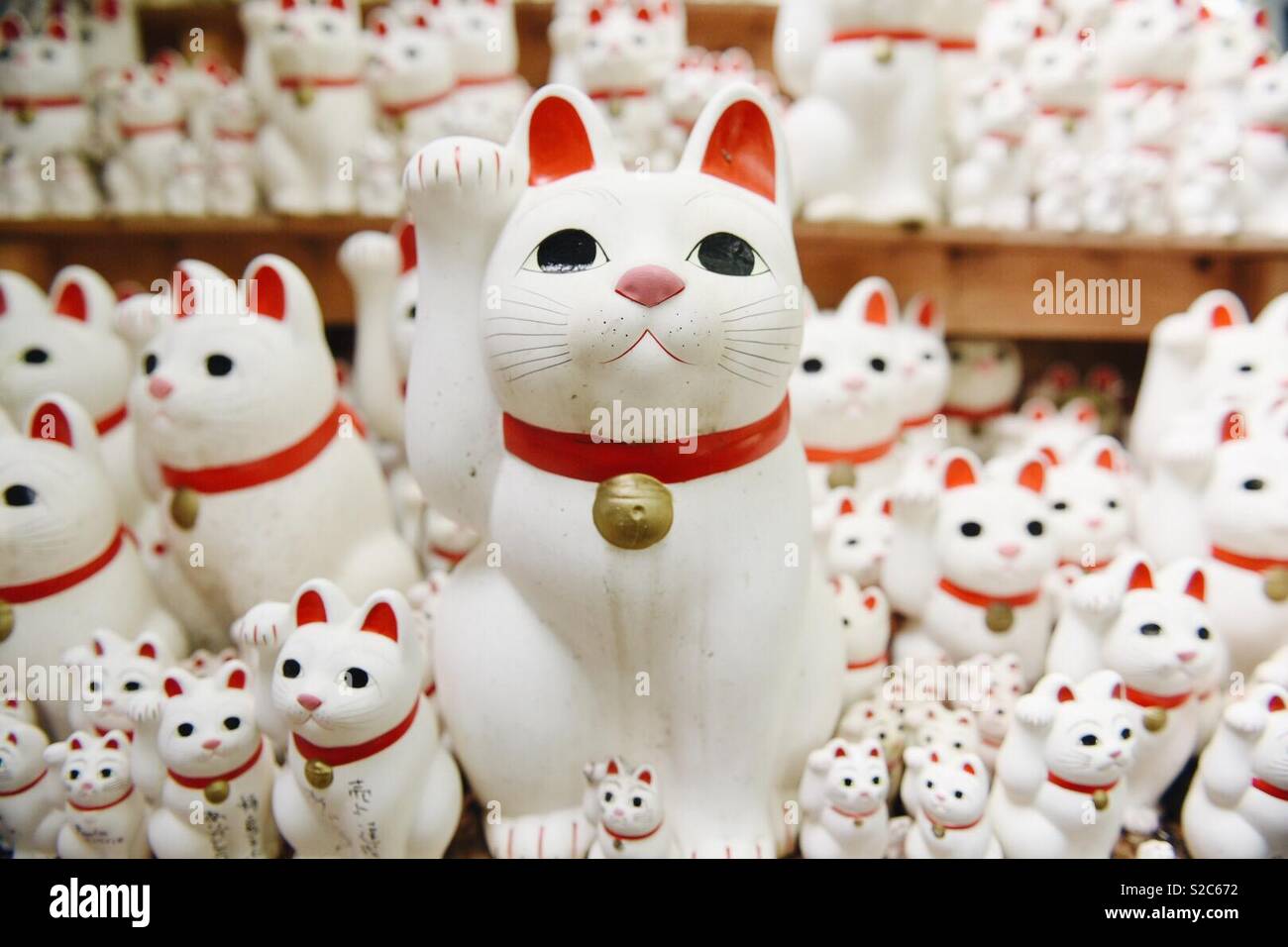 Beckoning cat hires stock photography and images Alamy