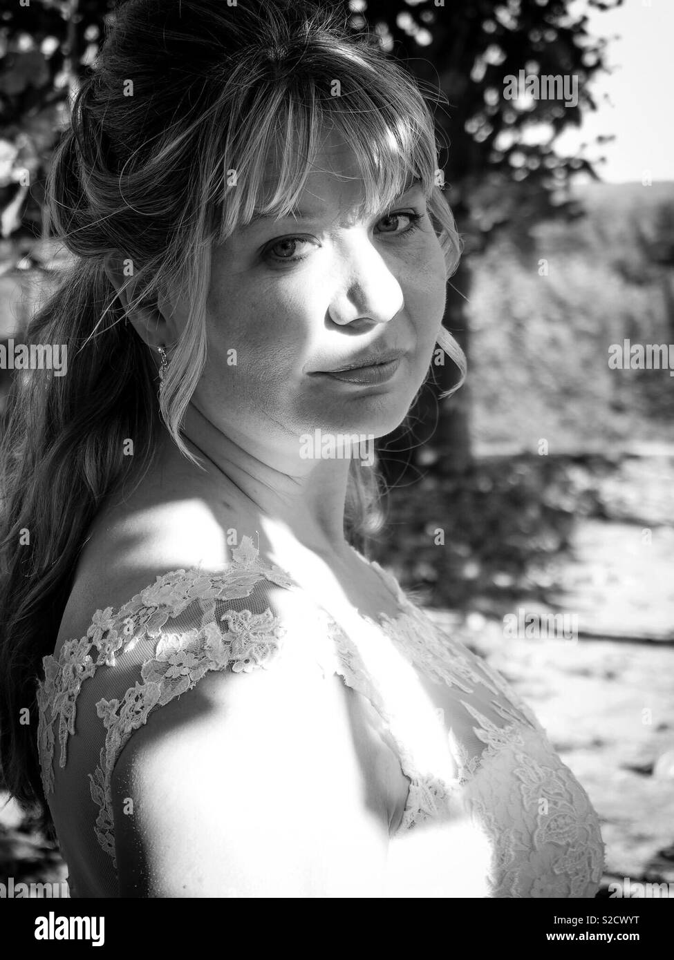 Black and white beautiful lady hi-res stock photography and images - Alamy