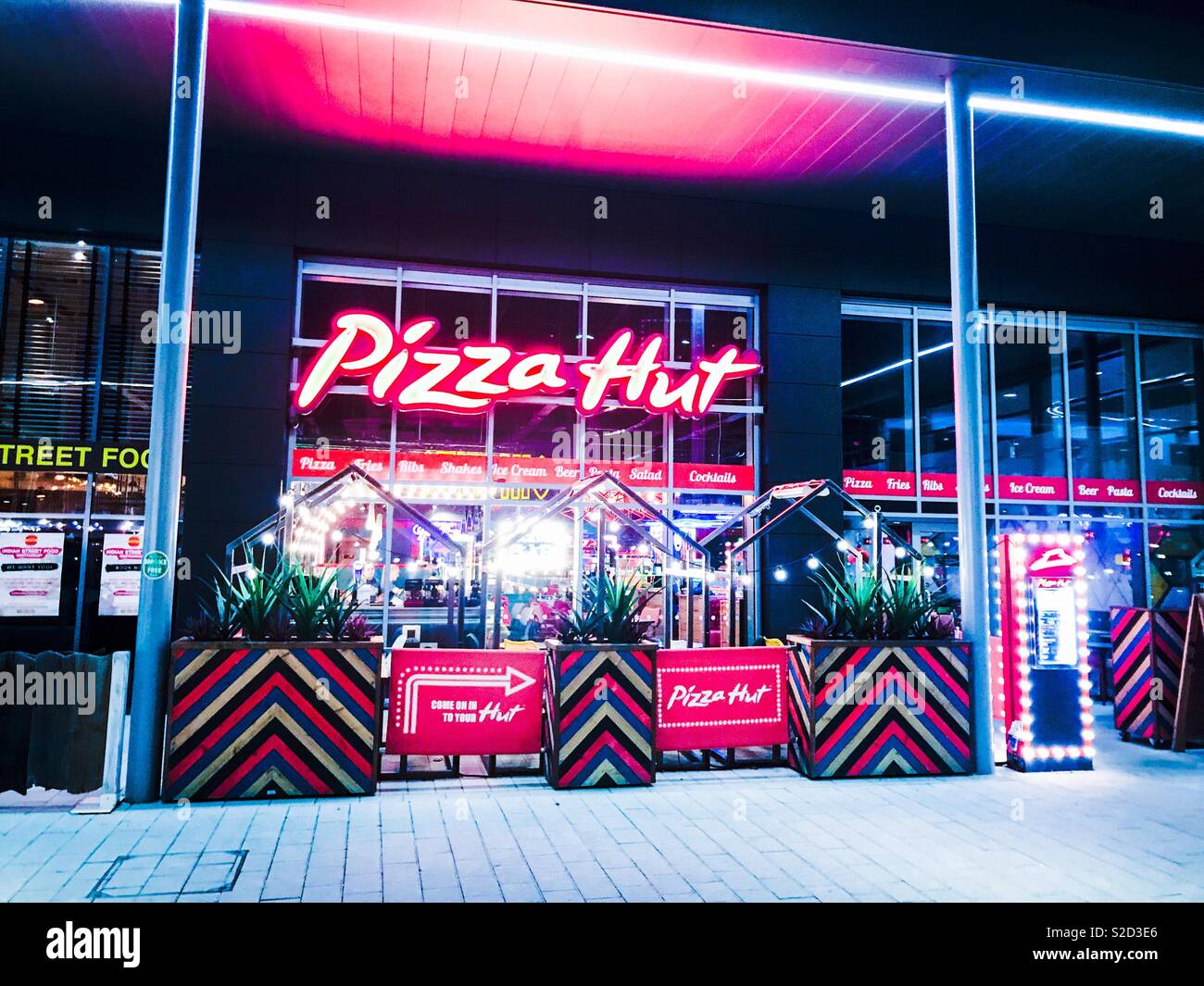 Pizza hut restaurant hires stock photography and images Alamy