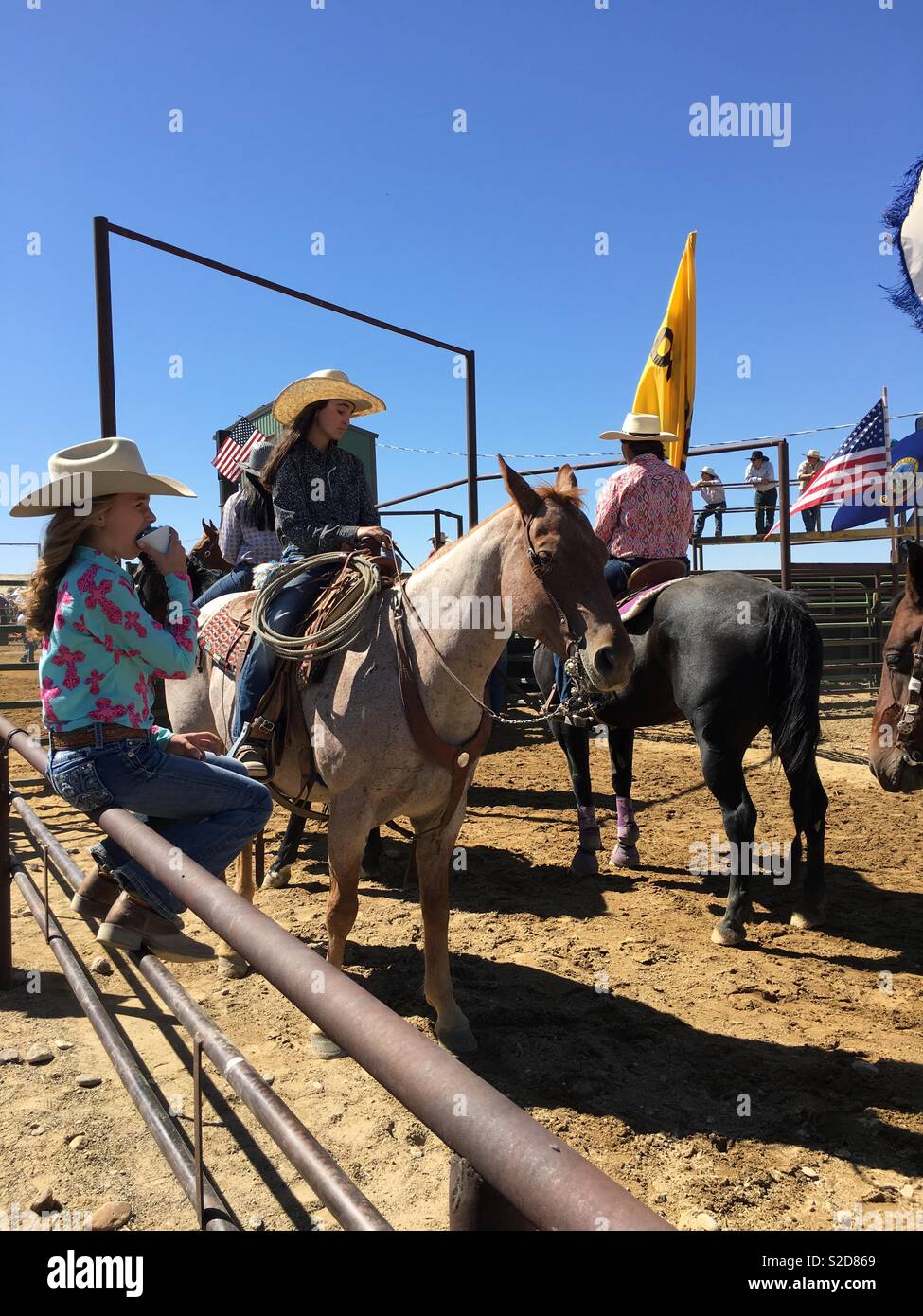 Cowboy bambini vestiti in costumi occidentali al Rodeo, Bruneau, Idaho,  Stati Uniti d'America Foto stock - Alamy