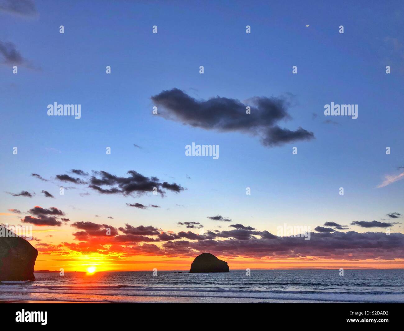 Sunset behind Gull rock off Trebarwith Strand, North Cornwall, England, late October. - Smartphone Captured Stock Image