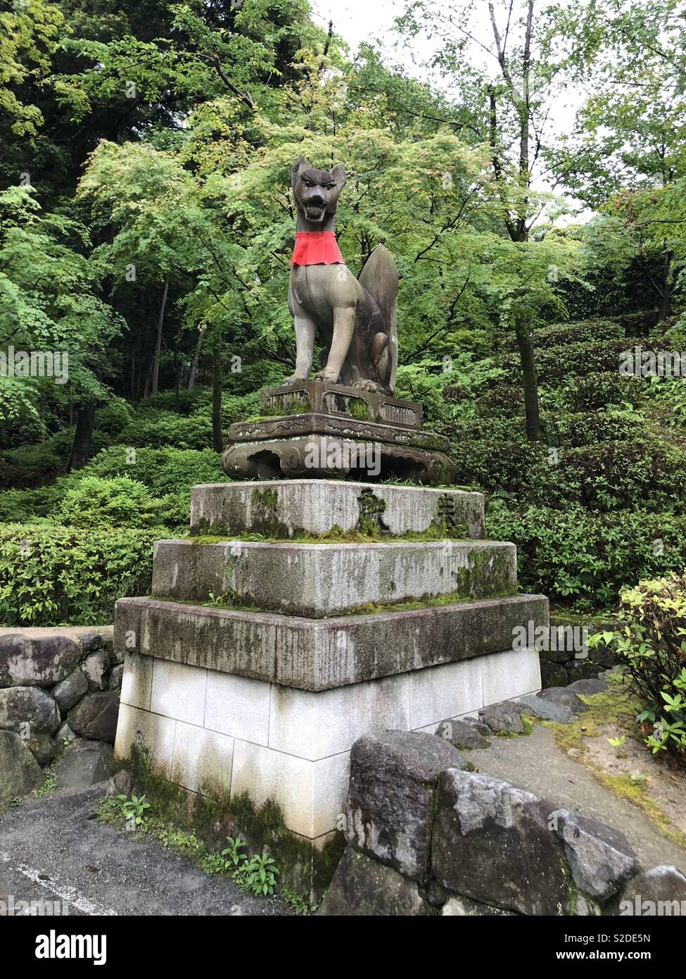 Japanese fox statue in gardens Stock Photo Alamy